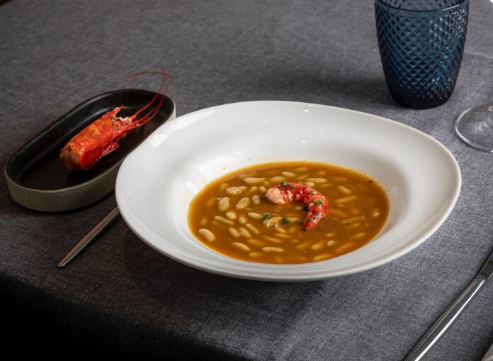 Verdinas con carabinero, el majestuoso plato de La Fábrica de Ricardo Temiño, para celebrar el Día de las Legumbres